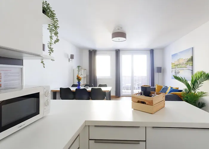Spacious Group With Balcony Apartment