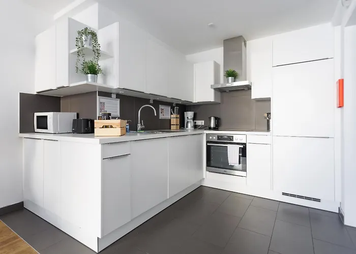 Spacious Group With Balcony Apartment *