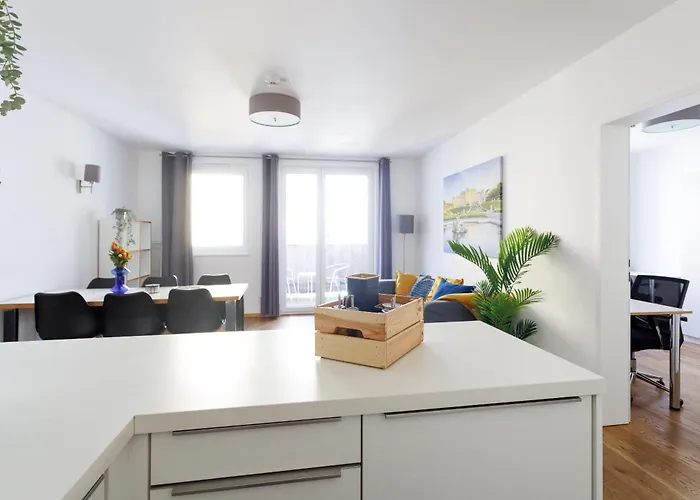 Spacious Group With Balcony Apartment *