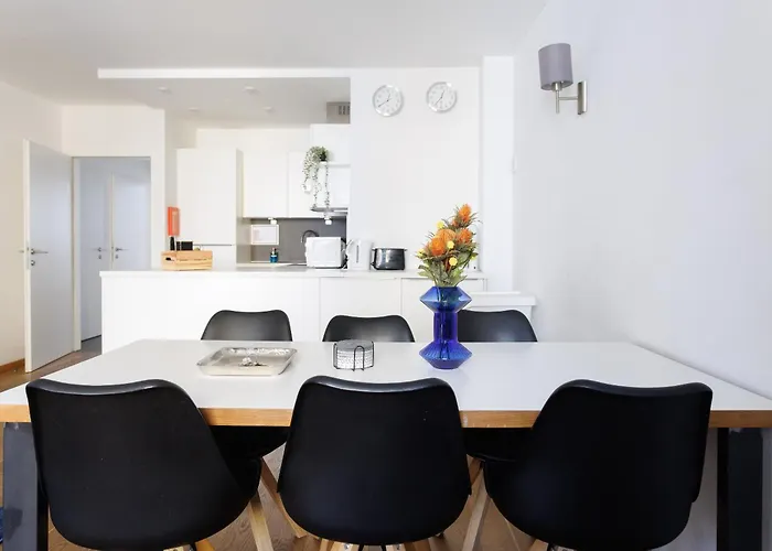 Spacious Group With Balcony Apartment *