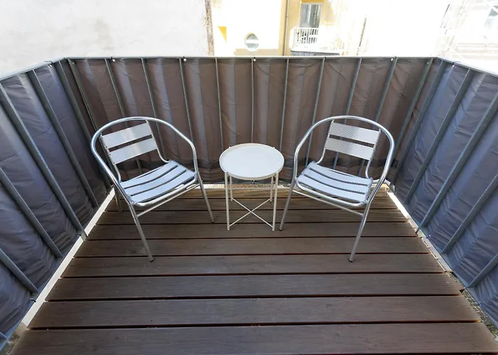 Apartment Spacious Group With Balcony